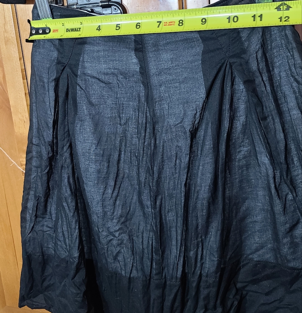 Really cute white lined black skirt Go international size 1